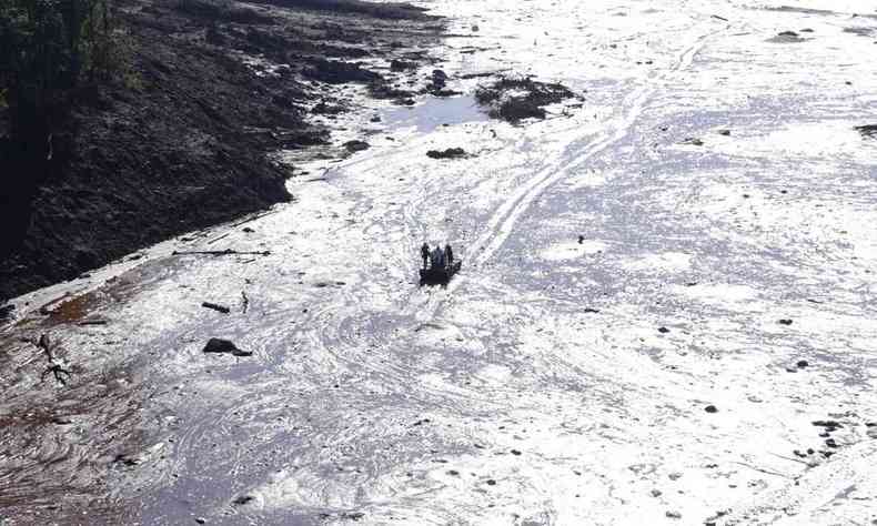 Cena do filme Lavra mostra balsa navegando em rio poludo pela lama da minerao