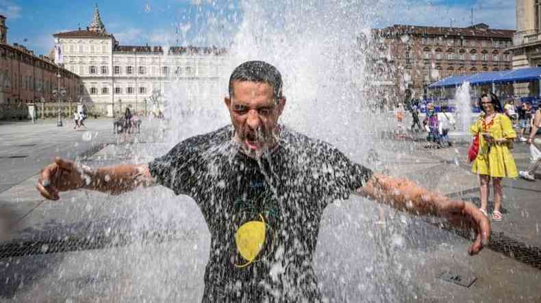 Um homem se refresca em Turim, na Itlia