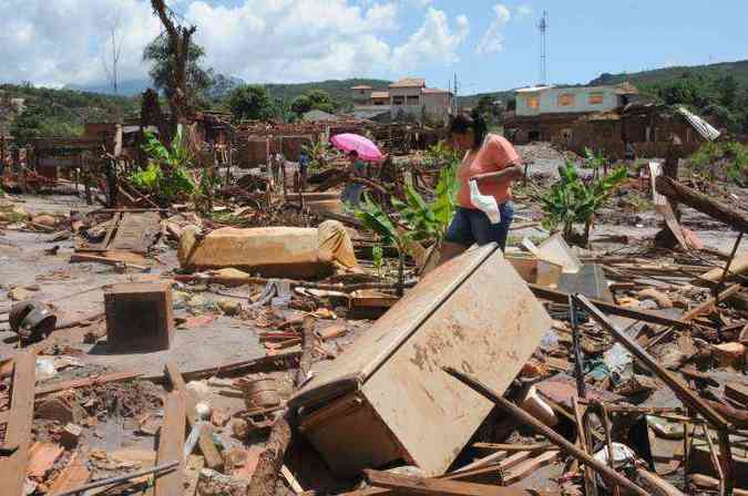 Muitos moradores tiveram que controlar as emoes ao andar sobre escombros do que um dia foram suas casas(foto: Tulio Santos/E.M/D.A/Press)