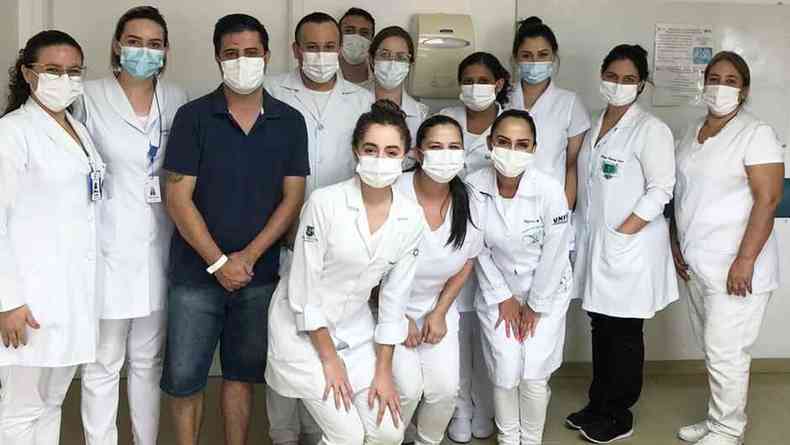 Antes de sair do hospital, Bruno Dias tirou foto com equipe mdica