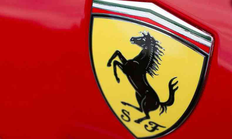 Ferrari conduzida pelo homem de 56 anos  vermelha