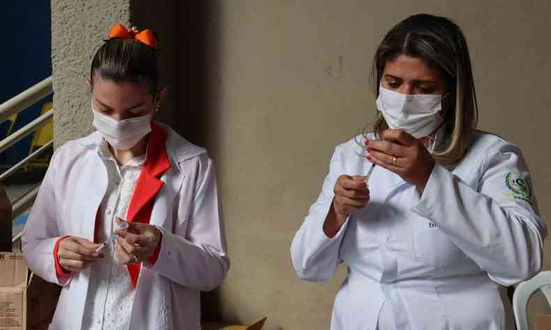 enfermeiras preparam aplicação de vacina contra COVID-19