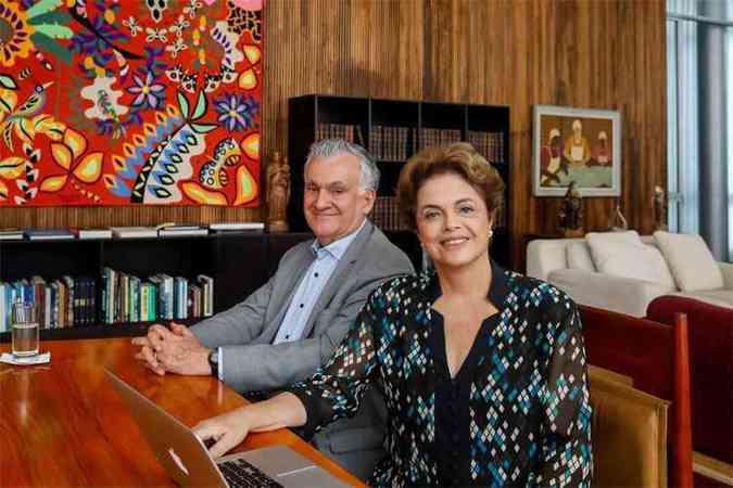 Dilma e o ex-ministro da Cultura Juca Ferreira, no Palcio da Alvora, durante bate-papo virtual, nesta quinta-feira, sobre cultura(foto: Reproduo/Facebook)