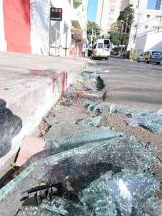 No asfalto e no meio fio, marcas da violncia do desastre que tirou a vida de engenheiro(foto: Ramon Lisboa/EM/D.A Press)