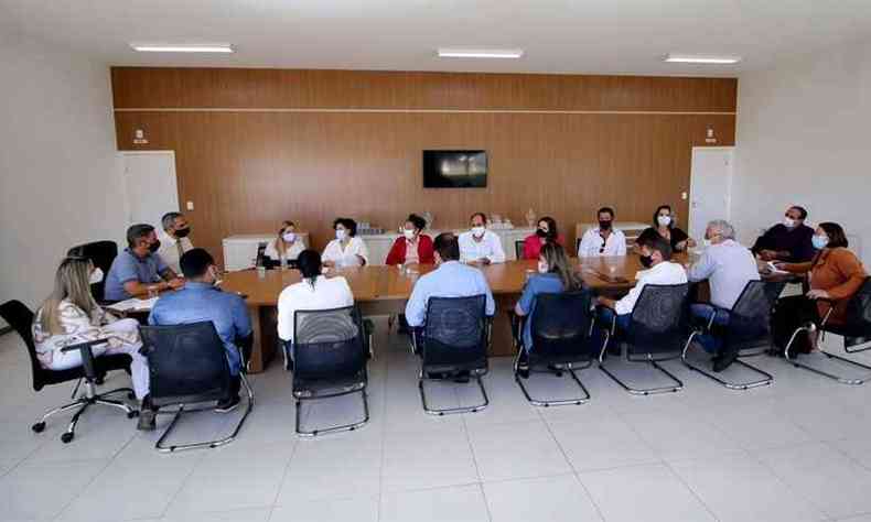 O prefeito de Arax, Robson Magela, recebeu em seu gabinete os prefeitos da microrregio(foto: Prefeitura de Arax/Divulgao)