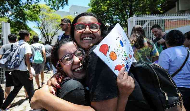  Maria Eduarda Campos recebeu o abrao da voluntria Vilmara Menezes(foto: Leandro Couri/EM/DA PRESS)