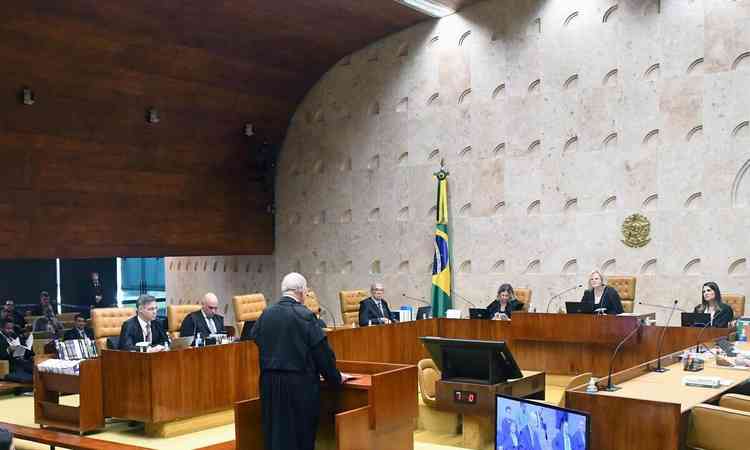 Imagem de uma sesso de julgamento no plenrio do STF