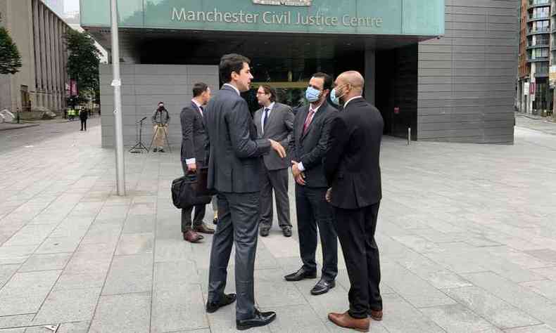 Advogados e prefeitos reunidos na porta do frum (foto: Mateus Parreiras/EM/D.A. Press)