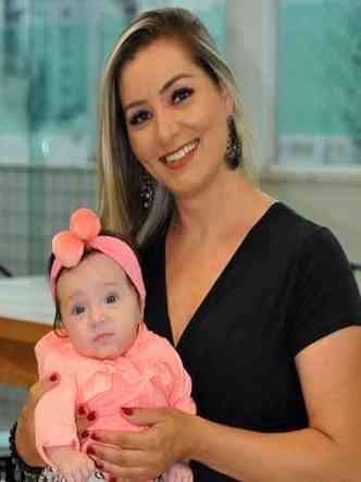 Valentina Ribeiro,5 meses, nasceu com 31 semanas. A me Claudia Ribeiro toma cuidados em relao  sade da da filha