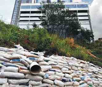 Atrs de prdio do TJMG, sacos de areia no lugar de muro de concreto(foto: beto magalhes/EM/D.A PRESS)