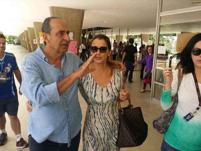 Kalil chegou para votar acompanhado da esposa(foto: Euler Junior/EM/D.A.Press) Kalil chegou para votar acompanhado da esposa(foto: Euler Junior/EM/D.A.Press)