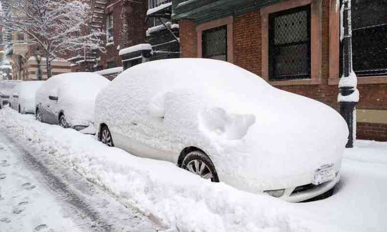 Neve cobre carros em Boston, nos Estados Unidos(foto: Scott Eisen / GETTY IMAGES NORTH AMERICA / Getty Images via AFP)