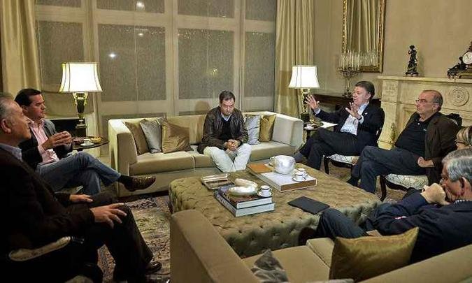 Presidente e delegação do governo colombiano conversam no Palácio de Narino, em Bogotá(foto: Cesar Carrion/Presidential Press Office/AFP ) Presidente e delegação do governo colombiano conversam no Palácio de Narino, em Bogotá(foto: Cesar Carrion/Presidential Press Office/AFP )