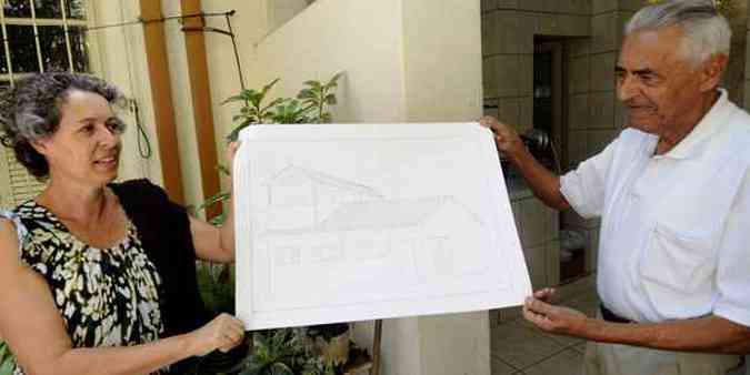 Isa Archanjo, de 70 anos, e a filha, Magda, mostram desenho da casa e consideram pouco os R$ 110 mil oferecidos como indenizao(foto: Jair Amaral/EM/DA Press)