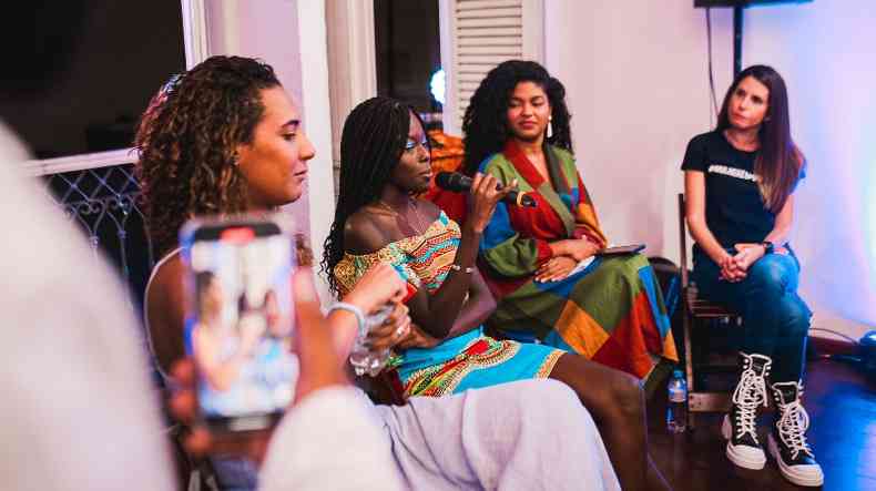 Fatou Ndiaye (with the microphone) in a debate session with other young women