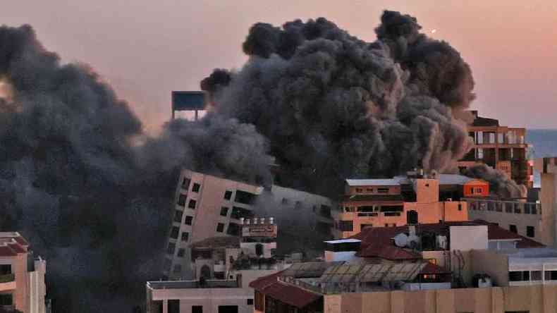 Prédio foi derrubado nesta terça por ataque israelense em Gaza(foto: AFP)
