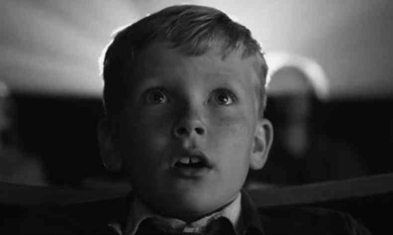 Com expressão de espanto, o ator Jude Hill é o menino Buddy no filme Belfast 