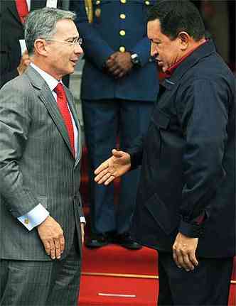 O ex-presidente da Colmbia lvaro Uribe com Chvez em 2009(foto: AFP PHOTO/Juan Barreto)