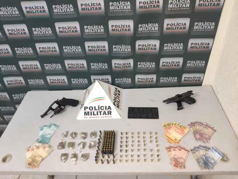 Polícia chegou até a casa dos autores, após denúncia, e encontram armas e dinheiro(foto: Polícia Militar de Minas Gerais/Reprodução) armas e dinheiro