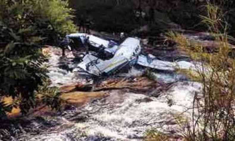 O avio com a cantora Marlia Mendona caiu em uma cachoeira