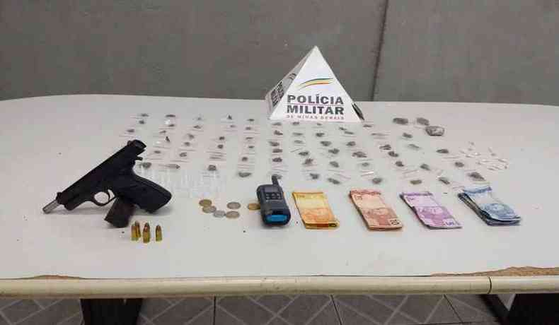 No Aglomerado da Serra, policiais militares apreenderam drogas, uma pistola 9mm, munio, um rdio comunicador e dinheiro(foto: Polcia Militar/Divulgao)