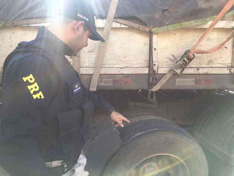 Policial rodovirio federal indica pneus sem condies de rodagem da carreta(foto: Divulgao/PRF)