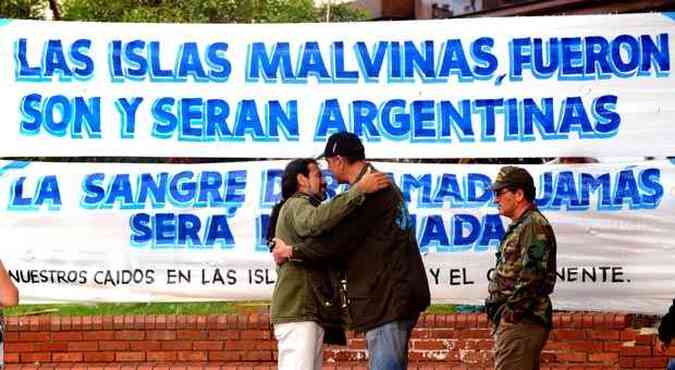 Veteranos argentinos da guerra em 1982 se encontram para homenagear soldados mortos e protestar contra domnio britnico nas Malvinas(foto: DANIEL GARCIA/AFP)