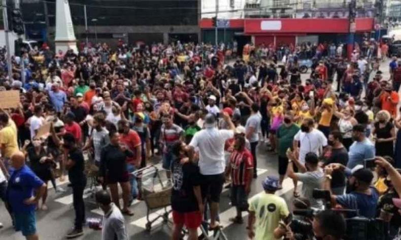 No sábado (26/12), Manaus foi tomada por protestos contra as medidas de fechamento do comércio.(foto: Twitter/Reprodução) No sábado (26/12), Manaus foi tomada por protestos contra as medidas de fechamento do comércio.(foto: Twitter/Reprodução)