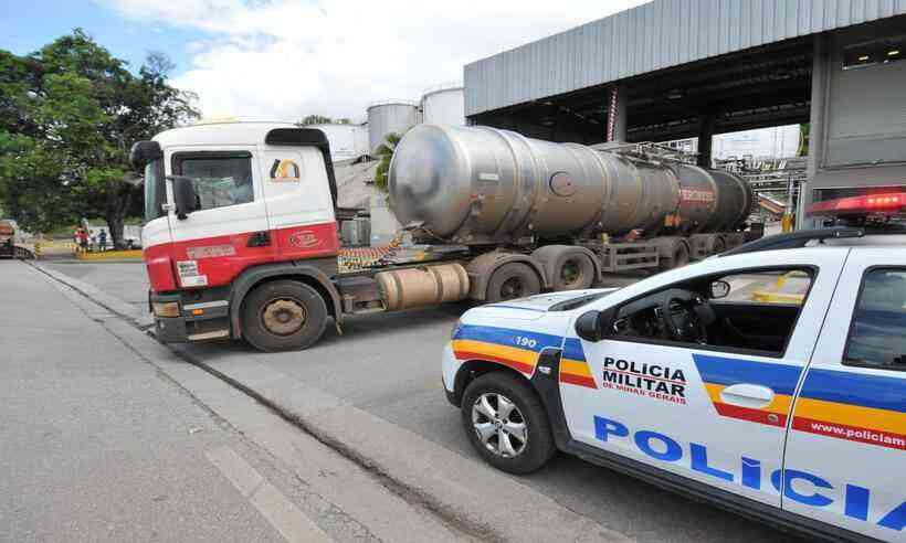 Greve dos tanqueiros: abastecimento de caminhões-tanque tem escolta da PMMG  - Economia - Estado de Minas