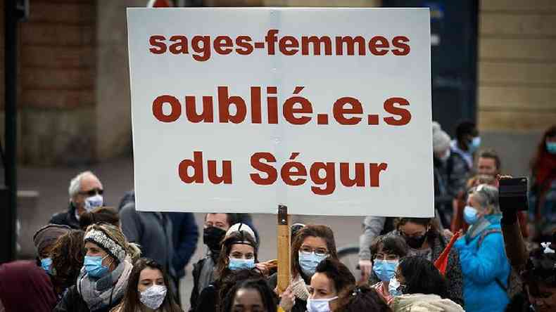 Um cartaz com linguagem neutra durante protesto na França