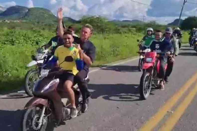 Bolsonaro na garupa da moto de um popular