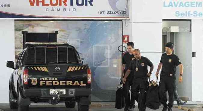 Policiais federais apreenderam R$ 5 milhes em dinheiro, 25 carros,alguns de luxo, joias, obras de arte e bloquearam trs hotis(foto: Beto Barata/folha de so paulo)