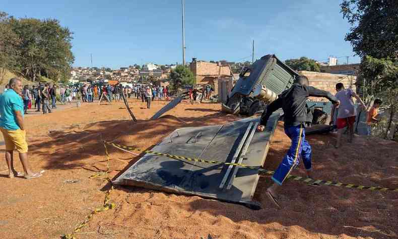 Na foto,  possvel ver a carreta tombada, invadindo um dos imveis atingidos pelo acidente 