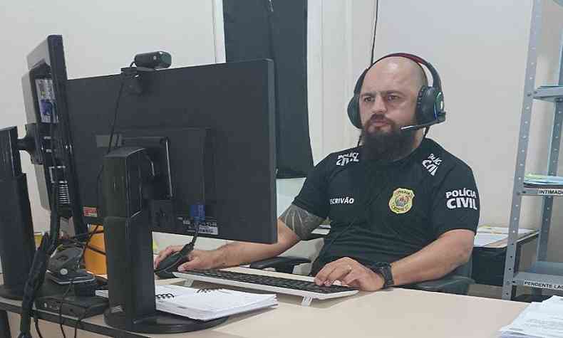 Imagem de um policial  frente do computador