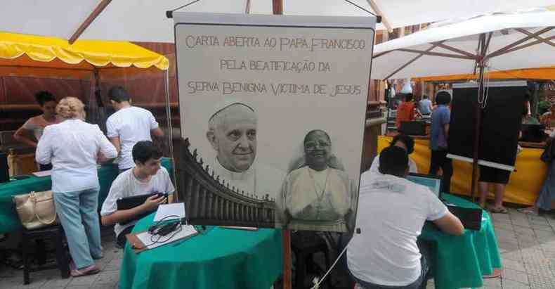 Coleta de quase 40 mil assinaturas em defesa da causa da freira, natural de Diamantina, ocorreu em Belo Horizonte e vrias cidades (foto: Tlio Santos/EM/D.A Press 19/3/18)