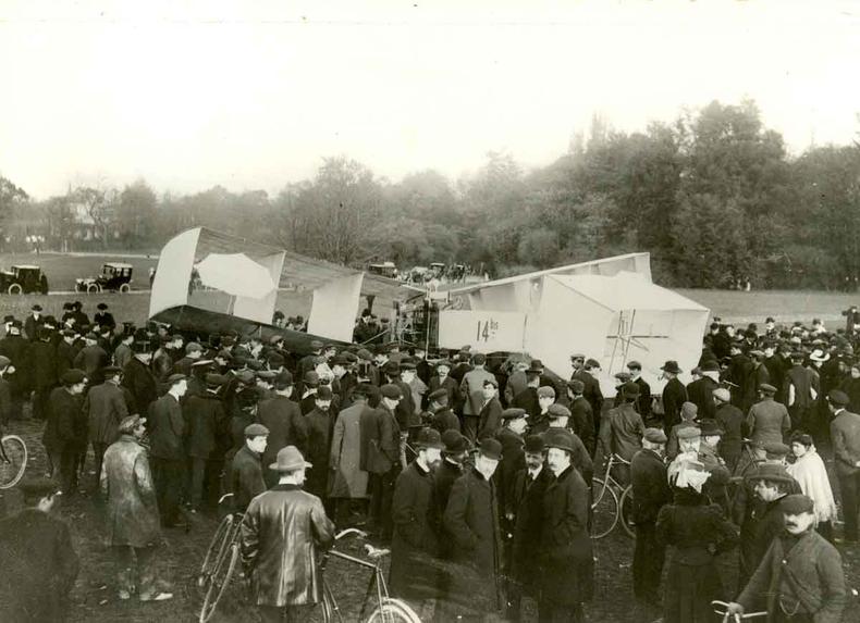 Paris, Frana. O 14-Bis de Santos Dumont cercado por multido na Praa Bagatelle, na capital francesa