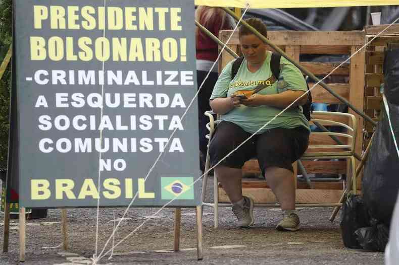 Imagem mostra faixa com os dizeres 'Presidente Bolsonaro! Criminalize a esquerda socialista comunista no Brasil' no acampamento em Braslia