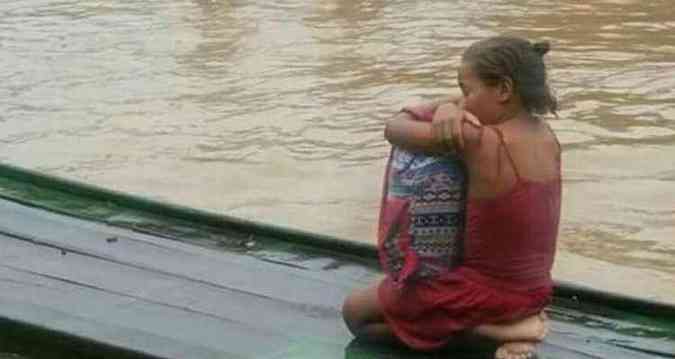 Foto da menina sendo resgatada de uma enchente agarrada a seus livros viralizou nas redes sociais (foto: Divulgao/Prefeitura de So Jos da Coroa Grande)