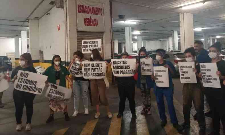 Mulheres seguram cartazes em protesto contra o machismo no Mercado Central