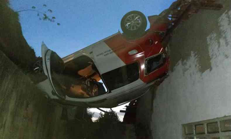 Carro parou com as rodas para o alto e escorado na casa(foto: Reproduo / WhatsApp)
