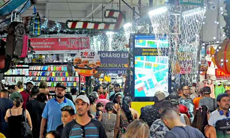 Clientes lotam shoppings na busca do presente de última hora