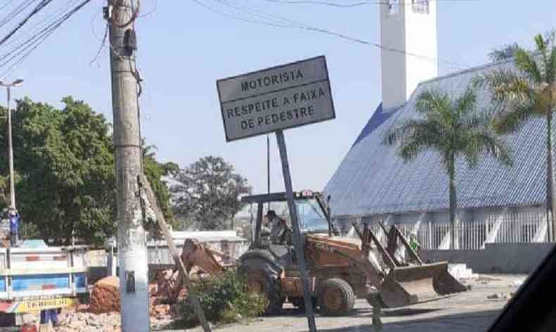Moradores flagraram a demolio do coreto da Praa de Justinpolis(foto: Redes Sociais/Reproduo)