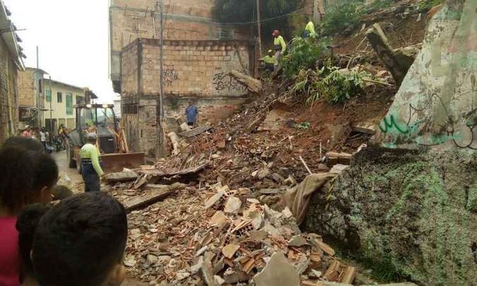 Barranco deslizou e atingiu casas no Bairro Estrela Dalva(foto: Defesa Civil de Contagem/Divulgação) Barranco deslizou e atingiu casas no Bairro Estrela Dalva(foto: Defesa Civil de Contagem/Divulgação)