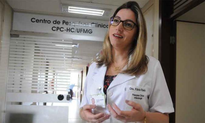 Flávia Ribeiro, infectologista do HC, explica que substância usa DNA do vírus para induzir resposta imune(foto: Paulo Filgueiras/EM/DA Press) Flávia Ribeiro, infectologista do HC, explica que substância usa DNA do vírus para induzir resposta imune(foto: Paulo Filgueiras/EM/DA Press)