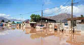 Segundo as autoridades locais, 5.584 pessoas esto desabrigadas e 4.427 casas foram danificadas(foto: PABLO SANHUEZA)