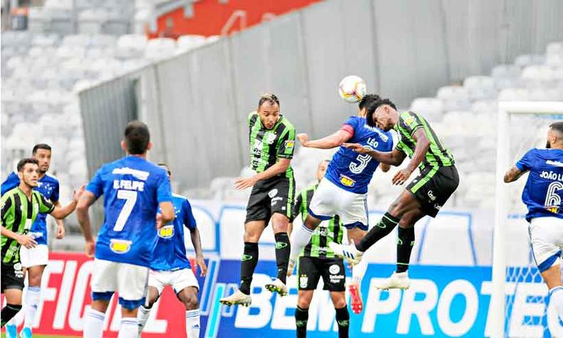 Cruzeiro e América fizeram um jogo bastante disputado no Mineirão(foto: Gladyston Rodrigues/EM/D.A Press) Cruzeiro e América fizeram um jogo bastante disputado no Mineirão(foto: Gladyston Rodrigues/EM/D.A Press)