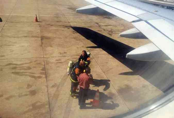 Funcionrios do aeroporto de Braslia se aproximam de aeronave com extintores(foto: Rodrigo Vileleas/Divulgao)
