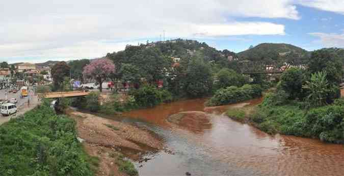 O Rio Sabar, na cidade de mesmo nome da Regio Metropolitana de BH: rejeitos lanados diretamente em um dos principais afluentes do So Francisco, o Velhas(foto: LEANDRO COURI/EM/D.A PRESS)