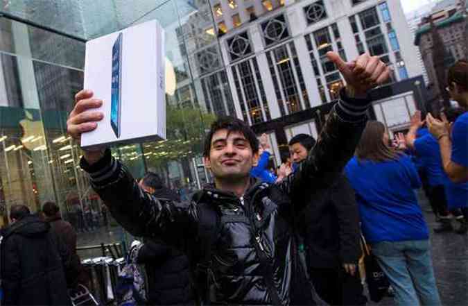 Rami Shamis celebra a compra do tablet em loja da 5 Avenida, em Nova York (foto: REUTERS/Mike Segar)