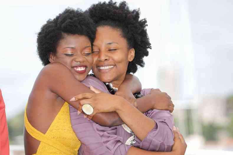 Duas mulheres negras se abraam em cena do filme Freda